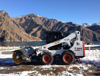 山猫滑移扫雪机